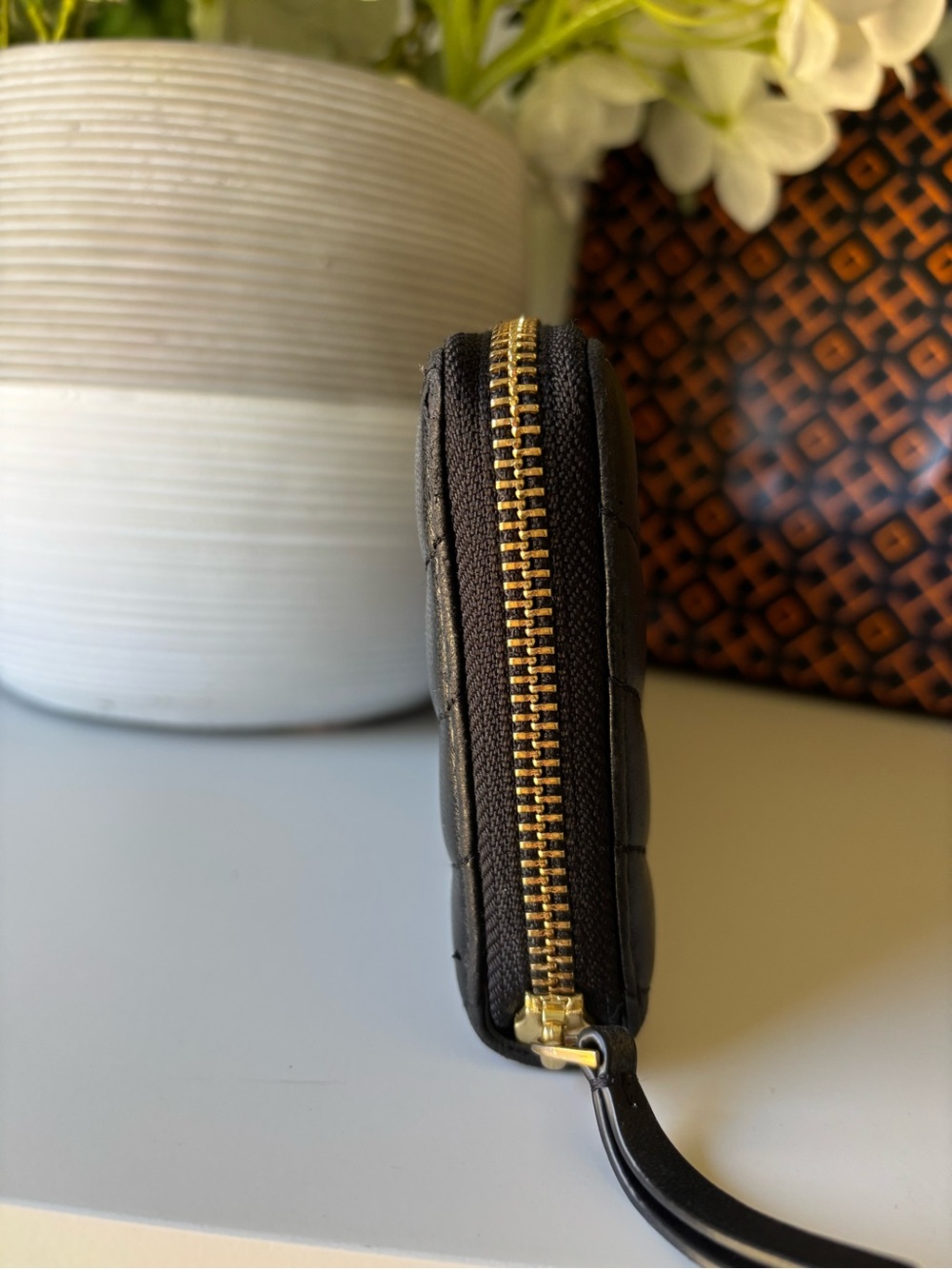 TORY BURCH QUILTED CHEVRON ZIP AROUND W/GOLD TB LOGO - Picture 5 of 13